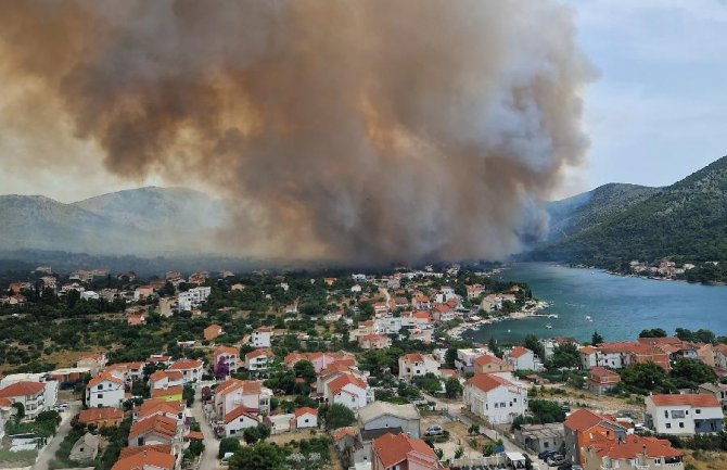 Požar u Dalmaciji, gašenje otežava vjetar