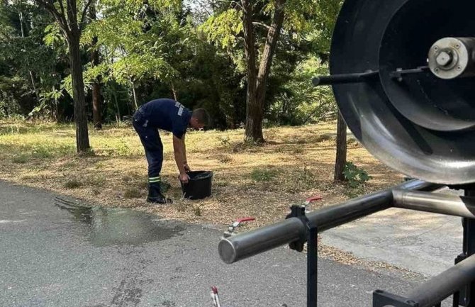 Podgorički vatrogasci širom grada postavili posude sa vodom za ulične životinje