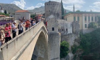 Skok sa Starog mosta u Mostaru zamalo se završio tragično