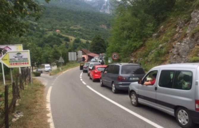 Kilometarske kolone na graničnom prelazu Šćepan polje