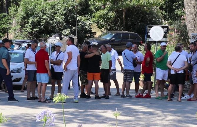 Vlasnici zemljišta blokirali saobraćaj kod hotela Galeb