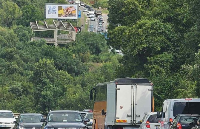 Gužva na putu Tivat-Budva: Kolone vozila od Jaza do Lastve Grbaljske