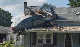 Bizarna nesreća u Pensilvaniji: Kolima se zabio u sprat kuće, policija vjeruje da nije bio nesrećan slučaj 