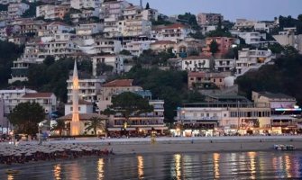 Ulcinj: U lokalima na Maloj plaži psovali Srbe, slavili veliku Albaniju i UČK