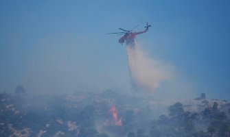 Požari i dalje bukte, nešto bolje kod Atine