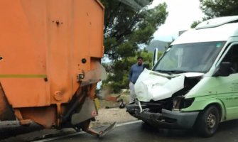 Sudar vozila za odvoz smeća i kombija u Baru, dvije osobe povrijeđene