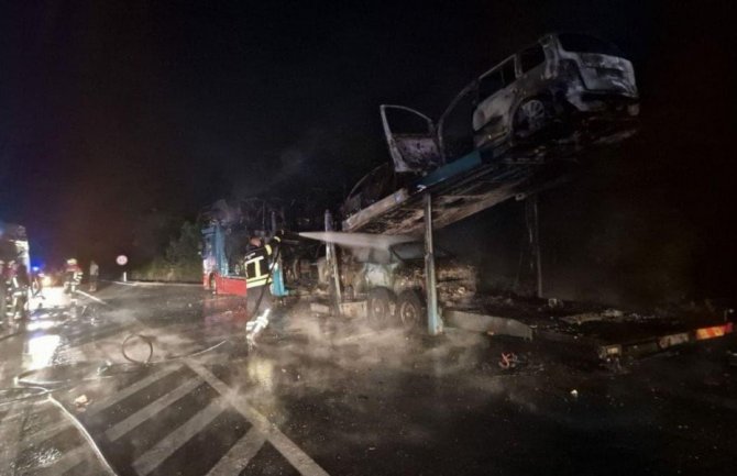 Na putu Podgorica - Cetinje izgorjela šlepa sa 9 automobila