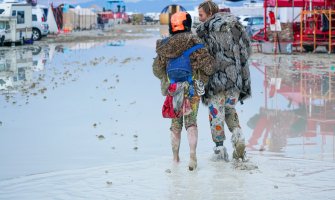 Desetine hiljada ljudi u kolonama konačno napušta festival u Nevadi