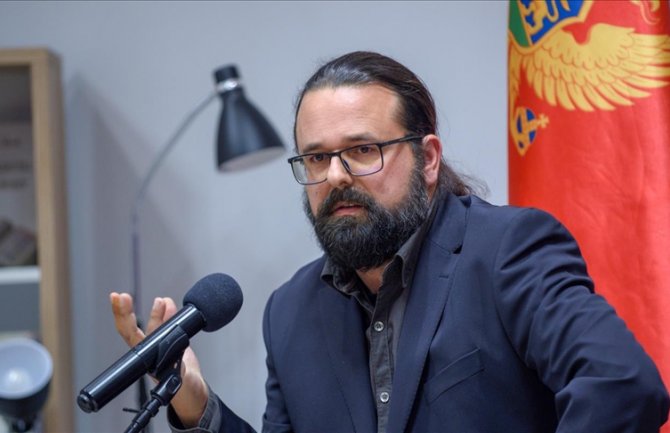 Nikolaidis: Crna Gora uspješno pretvorena u društvo apsolutne neodgovornosti, zemljom vladaju ljudi bez legitimiteta