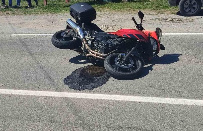 Sudar automobila i motocikla, dvije osobe povrijeđene