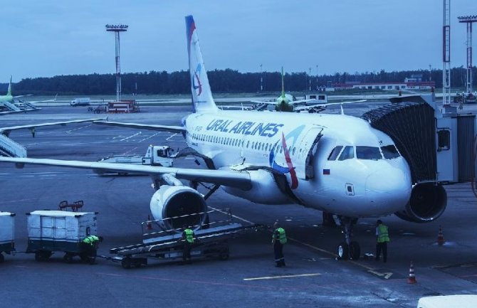 Avion ruske kompanije Ural prinudno sletio u Sibiru, nema povrijeđenih