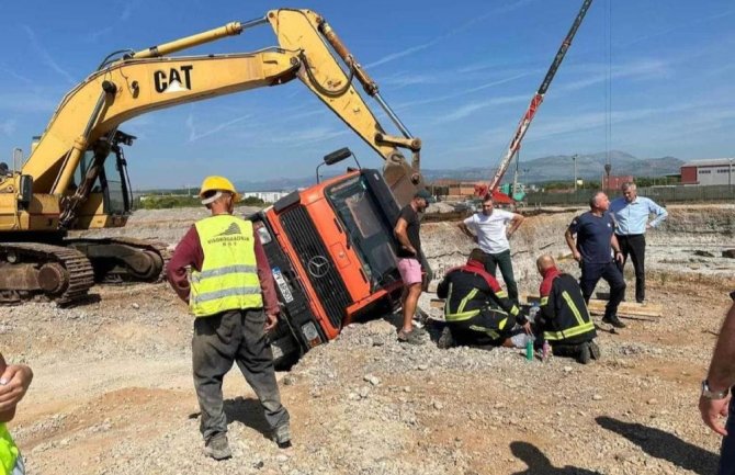 Podgorčki vatrogasci spasili muškarca zaglavljenog u kamionu