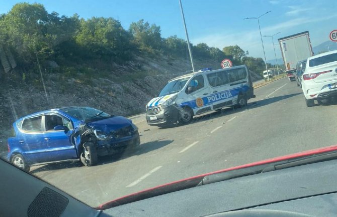 Sudar vozila policije i automobila, povrijeđene četiri osobe