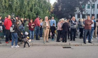 Protest ispred nikšićke bolnice, traže smjenu direktorice; Majka preminule bebe traži i dokumentaciju