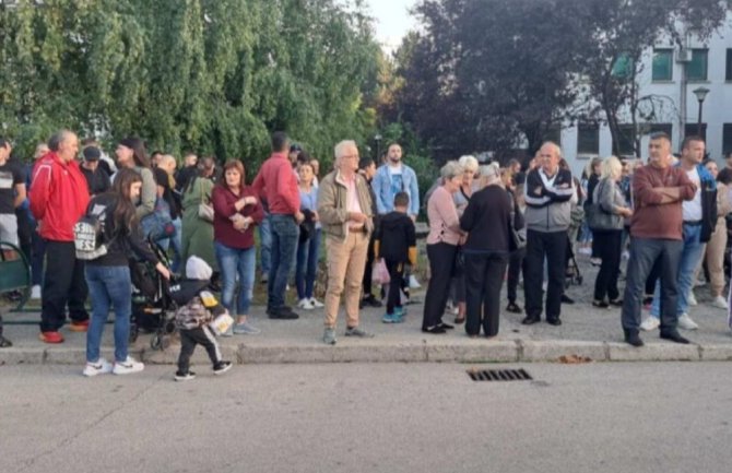 Protest ispred nikšićke bolnice, traže smjenu direktorice; Majka preminule bebe traži i dokumentaciju