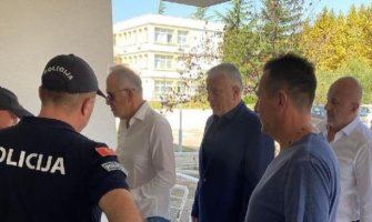 Počelo suđenje: Ubović, Mijajlović i Abazović pred sudom u Ulcinju