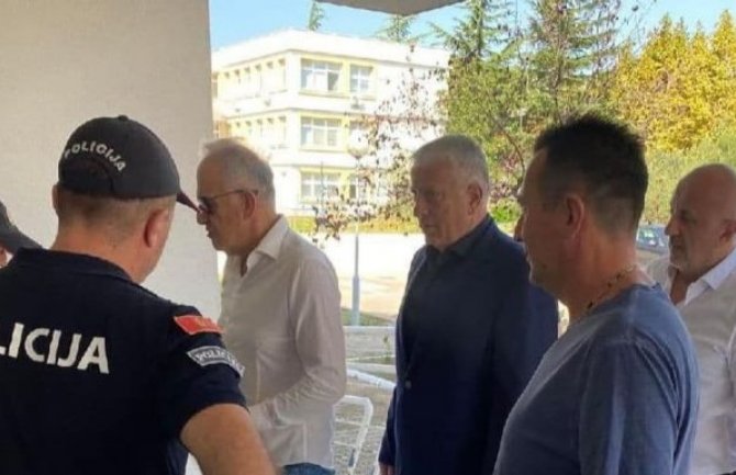 Počelo suđenje: Ubović, Mijajlović i Abazović pred sudom u Ulcinju