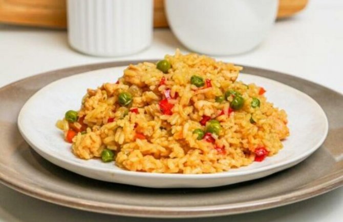 Savršeni prijatelji u tanjiru: Piletina, pirinač i grašak