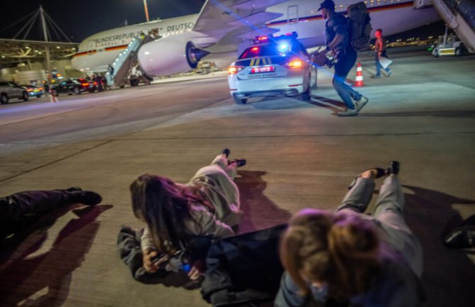 Šolcov avion evakuisan zbog raketnih napada u Izraelu, ljudi ležali na pisti