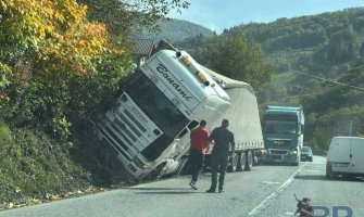 NA PUTU BIJELO POLJE - PODGORICA  SAOBRAĆAJNA NEZGODA  U RAVNOJ RIJECI: ŠLEPER ZAVRŠIO U KANALU