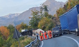 Saobraćajna nezgoda na Crkvinama: Prevrnuo se šleper, jedna osoba lakše povrijeđena