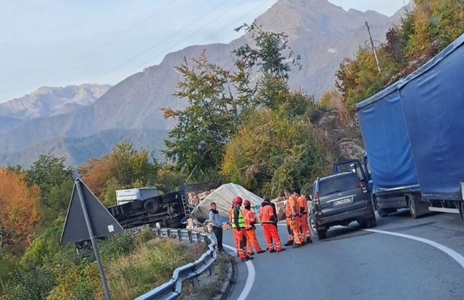 Saobraćajna nezgoda na Crkvinama: Prevrnuo se šleper, jedna osoba lakše povrijeđena