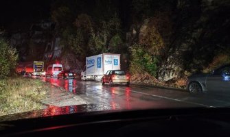 Sudar automobila i kombija, povrijeđene dvije osobe