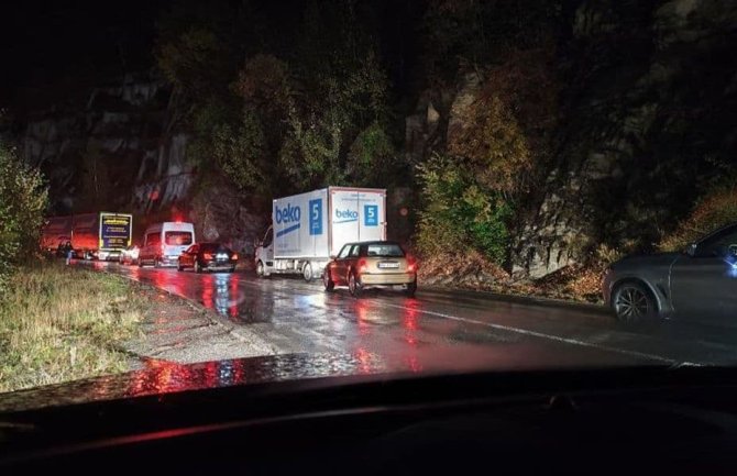 Sudar automobila i kombija, povrijeđene dvije osobe