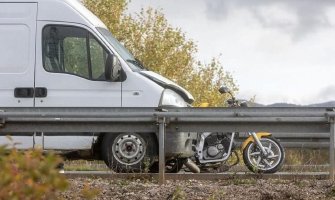 U Hrvatskoj na autoputu poginule dvije osobe, kombi vukao motocikl 300 metara