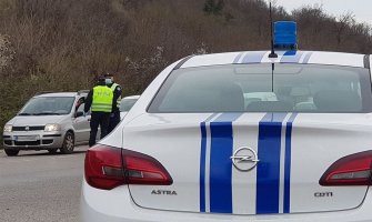 Nikšić: Policajac na autu imao tuđe tablice, sumnjiče ga za falsifikovanje isprava