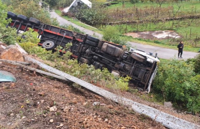 Bogetići: Šleper sletio sa puta