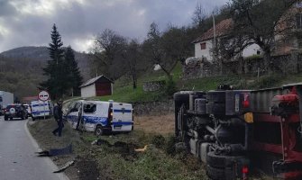 Sudarili se kamioni i policijsko vozilo, više povrijeđenih