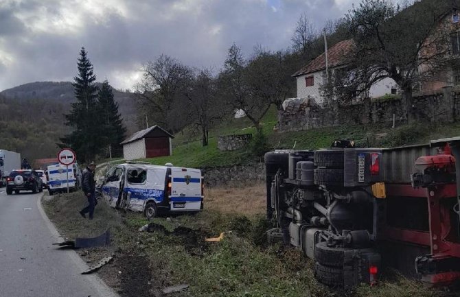 Sudarili se kamioni i policijsko vozilo, više povrijeđenih