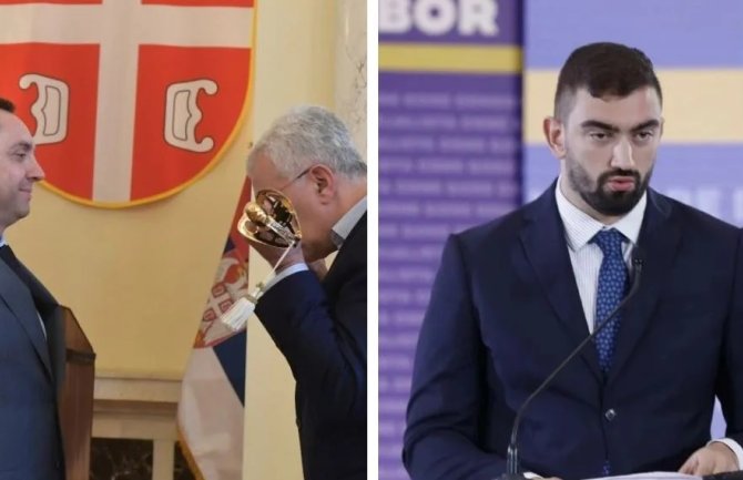 Abazović odnio Vulinovu sablju iz Vlade; Klikovac: Ovo pokazuje kome je služila Vlada brata Abaza