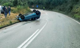 Udes kod Utjehe: Automobil proklizao, pa završio na krovu, lakše povrijeđeni Ulcinjani