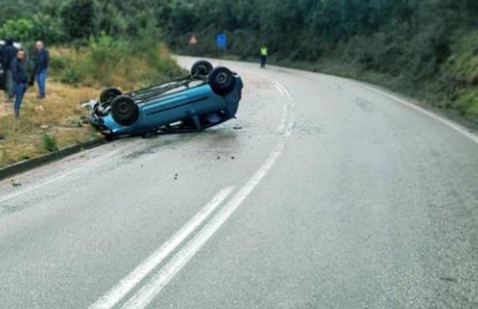 Udes kod Utjehe: Automobil proklizao, pa završio na krovu, lakše povrijeđeni Ulcinjani