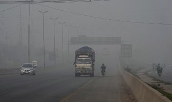 Pakistan se guši u smogu, vlast naložila zatvaranje škola, pijaca i parkova