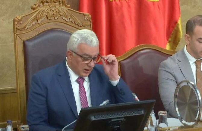 Nikolić: Skandal u Skupštini, Mandić bez prisustva poslanika konspirativno nastavio sjednicu Parlamenta