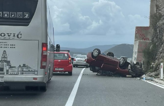 Udes u mjestu Brajići: Vozilo završilo na krovu, povrijeđena jedna osoba