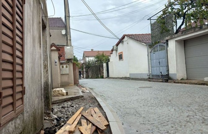 Preko paleta i dasaka moraju do svojih kuća