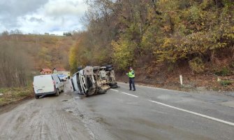 Prevrnuo se kombi, povrijeđena jedna osoba