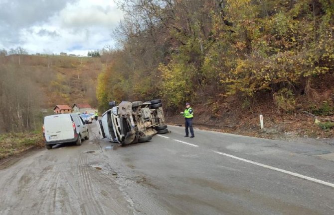 Prevrnuo se kombi, povrijeđena jedna osoba