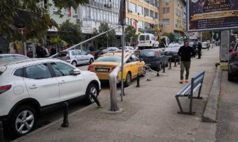 Vozilo Parking servisa oborilo banderu sa ukrasima