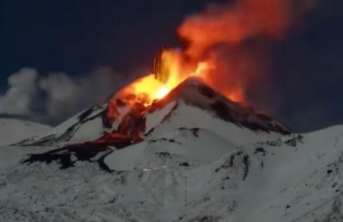  Snažna erupcija Etne ponovo obasjala nebo iznad Sicilije