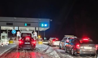 Autoput: Na rampama bilo gužve, snijeg prekrio kolovoz