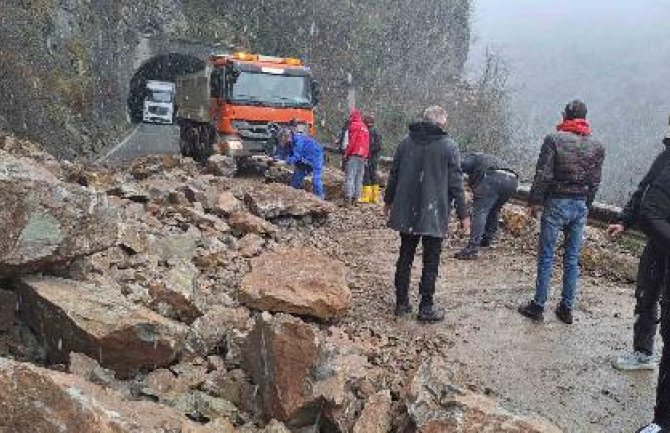 Odron kod mosta Grlo, građani čistili saobraćajnicu