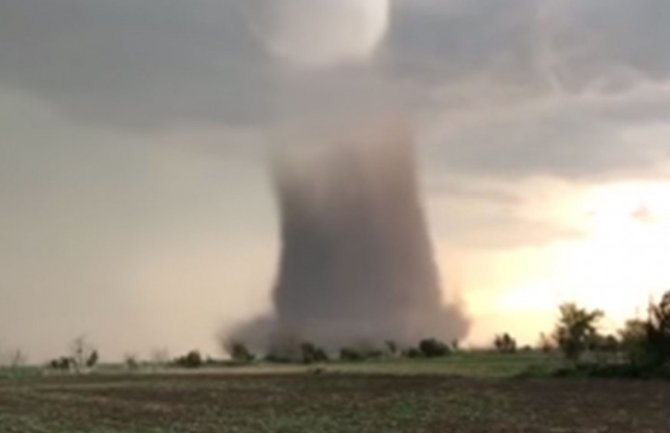 Tornado uništio kuće i automobile