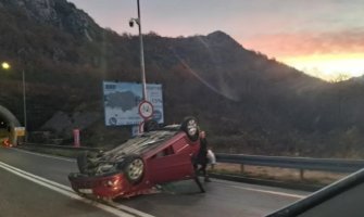 Saobraćajna nezgoda kod tunela Sozina, vozilo se prevrnulo na krov