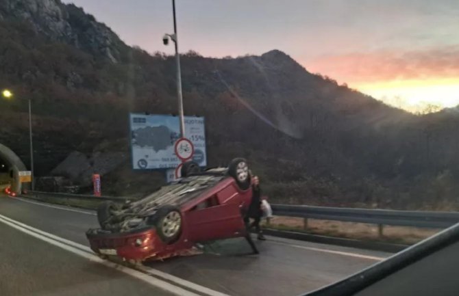 Saobraćajna nezgoda kod tunela Sozina, vozilo se prevrnulo na krov