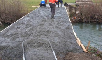 Riješen problem prelaska preko rijeke u Tomaševu: Složnim radom nikla ćuprija na Ljuboviđi